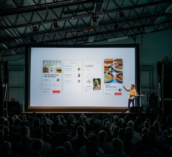 Speaker during his presentation at a digital marketing event.